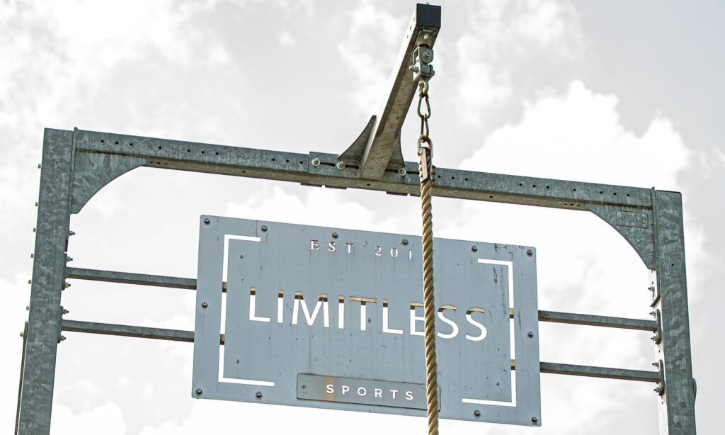 Limitless Sports Eingangsschild am Outdoor Rack des Fitness Studios Herten