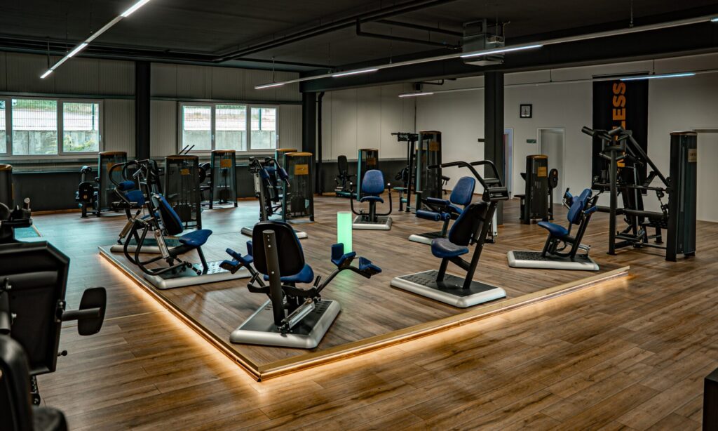 Gerätebereich mit blauen Kraftmaschinen und Limitless Banner im Fitness Studio Recklinghausen