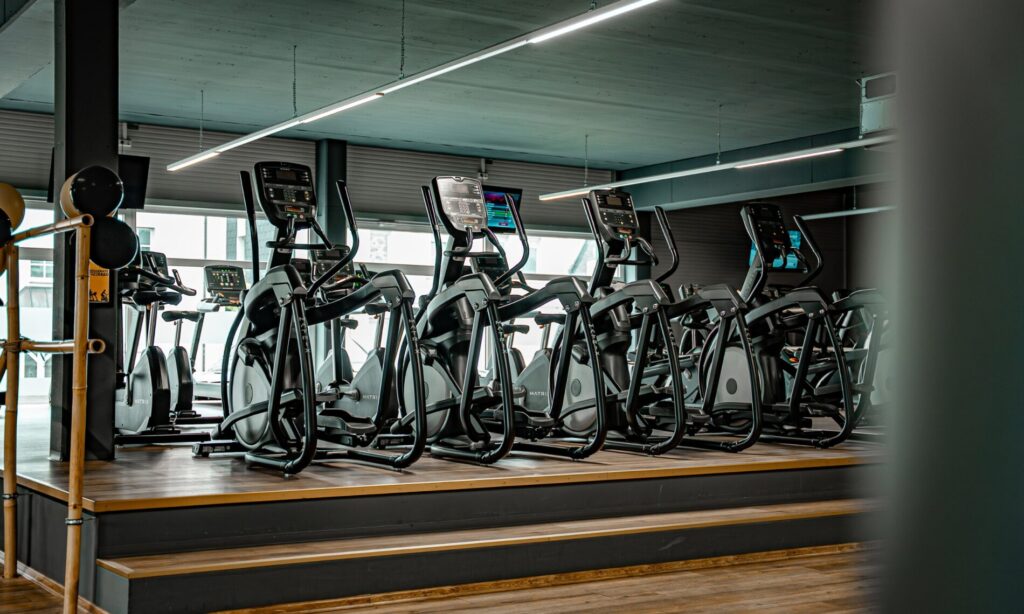 Reihe moderner Matrix Crosstrainer auf erhöhtem Podest im Cardiobereich Limitless Recklinghausen